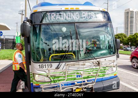 Miami Beach Floride, Collins Avenue, Miami-Dade Metrobus, transport public d'autobus, superviseur de formation de conducteur, homme homme homme, femme femme femme femme femme, adulte Banque D'Images