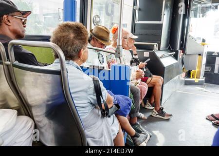 Miami Beach Floride, Collins Avenue, Miami-Dade Metrobus, transport public par autobus, passagers à bord des passagers, homme homme homme, femme femme femme femme femme, adultes Banque D'Images