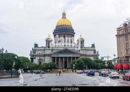 Saint-Pétersbourg, Russie - 03 août 2023 : Paysage du centre-ville historique, cathédrale Saint-Isaac ou Isaakievskiy Sobor vue Banque D'Images