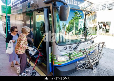 Miami Beach Floride, Collins Avenue, Miami-Dade Metrobus, transport public par autobus, passagers passagers, utilisation de marcheboard, femme femme femme femme femme femme, adulte Banque D'Images