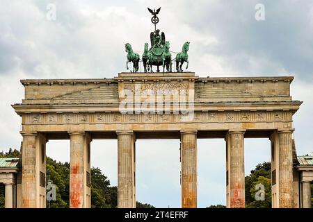 Nach Farbattacke der letzten Generation Kosten für Reinigung des Brandenburger tores betragen 115,000 euros. Spuren der Farbattacke auf das Brandenburger Tor, Wochen nach dem Farbanschlag wurde ein passendes Reinigungsmittel gefunden. Die Staatsanwaltschaft ermittelt gegen die Beteiligten. Die Reinigung des Brandenburger tors nach der Farbattacke der letzten Generation soll voraussichtlich 115,000 Euro kosten. DAS teilte die BIM Berliner Immobilienmanagement GmbH mit. DAS Unternehmen verwaltet das Wahrzeichen à Berlin. *** Après l'attaque de peinture de la dernière génération coûts pour nettoyer la Brande Banque D'Images