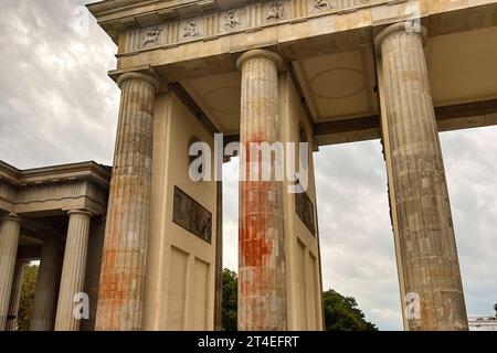 Nach Farbattacke der letzten Generation Kosten für Reinigung des Brandenburger tores betragen 115,000 euros. Spuren der Farbattacke auf das Brandenburger Tor, Wochen nach dem Farbanschlag wurde ein passendes Reinigungsmittel gefunden. Die Staatsanwaltschaft ermittelt gegen die Beteiligten. Die Reinigung des Brandenburger tors nach der Farbattacke der letzten Generation soll voraussichtlich 115,000 Euro kosten. DAS teilte die BIM Berliner Immobilienmanagement GmbH mit. DAS Unternehmen verwaltet das Wahrzeichen à Berlin. *** Après l'attaque de peinture de la dernière génération coûts pour nettoyer la Brande Banque D'Images