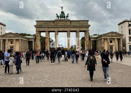 Nach Farbattacke der letzten Generation Kosten für Reinigung des Brandenburger tores betragen 115,000 euros. Spuren der Farbattacke auf das Brandenburger Tor, Wochen nach dem Farbanschlag wurde ein passendes Reinigungsmittel gefunden. Die Staatsanwaltschaft ermittelt gegen die Beteiligten. Die Reinigung des Brandenburger tors nach der Farbattacke der letzten Generation soll voraussichtlich 115,000 Euro kosten. DAS teilte die BIM Berliner Immobilienmanagement GmbH mit. DAS Unternehmen verwaltet das Wahrzeichen à Berlin. *** Après l'attaque de peinture de la dernière génération coûts pour nettoyer la Brande Banque D'Images