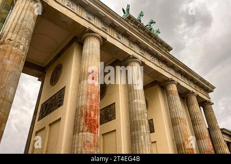 Nach Farbattacke der letzten Generation Kosten für Reinigung des Brandenburger tores betragen 115,000 euros. Spuren der Farbattacke auf das Brandenburger Tor, Wochen nach dem Farbanschlag wurde ein passendes Reinigungsmittel gefunden. Die Staatsanwaltschaft ermittelt gegen die Beteiligten. Die Reinigung des Brandenburger tors nach der Farbattacke der letzten Generation soll voraussichtlich 115,000 Euro kosten. DAS teilte die BIM Berliner Immobilienmanagement GmbH mit. DAS Unternehmen verwaltet das Wahrzeichen à Berlin. *** Après l'attaque de peinture de la dernière génération coûts pour nettoyer la Brande Banque D'Images