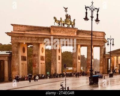 Nach Farbattacke der letzten Generation Kosten für Reinigung des Brandenburger tores betragen 115,000 euros. Spuren der Farbattacke auf das Brandenburger Tor, Wochen nach dem Farbanschlag wurde ein passendes Reinigungsmittel gefunden. Die Staatsanwaltschaft ermittelt gegen die Beteiligten. Die Reinigung des Brandenburger tors nach der Farbattacke der letzten Generation soll voraussichtlich 115,000 Euro kosten. DAS teilte die BIM Berliner Immobilienmanagement GmbH mit. DAS Unternehmen verwaltet das Wahrzeichen à Berlin. *** Après l'attaque de peinture de la dernière génération coûts pour nettoyer la Brande Banque D'Images