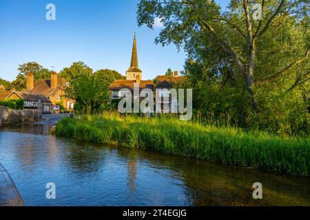 La rivière Darent et le ford, à Eynesford Kent, un soir d'été Banque D'Images