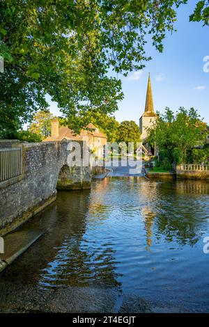 La rivière Darent et le ford, à Eynesford Kent, un soir d'été Banque D'Images