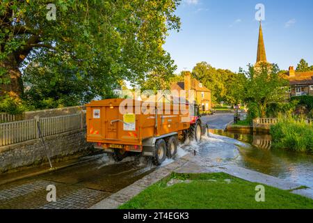 Traversée de tracteur et de remorque, la rivière Darent et le ford, à Eynesford Kent, un soir d'été Banque D'Images