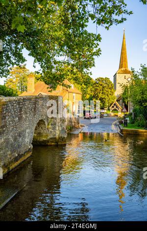 La rivière Darent et le ford, à Eynesford Kent, un soir d'été Banque D'Images