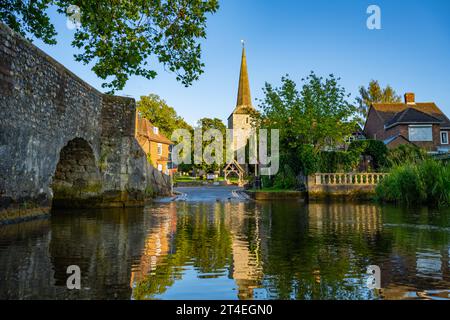 La rivière Darent et le ford, à Eynesford Kent, un soir d'été Banque D'Images