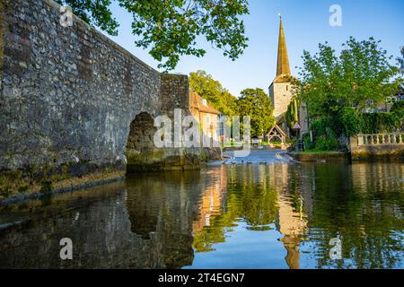 La rivière Darent et le ford, à Eynesford Kent, un soir d'été Banque D'Images