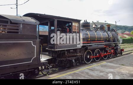 Locomotive de train à vapeur arrêtée à la gare dans la ville de passa Quatro, état de Minas Gerais, Brésil Banque D'Images