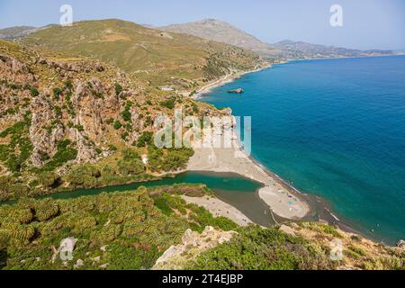 Vue sur la belle plage de palmiers preveli sur l'île grecque de crète Banque D'Images