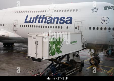 04.08.2023, Francfort, Hesse, Allemagne, Europe - Lufthansa Boeing 747-8 Jumbo Jet avion de passagers et camion de restauration à l'aéroport de Francfort FRA. Banque D'Images