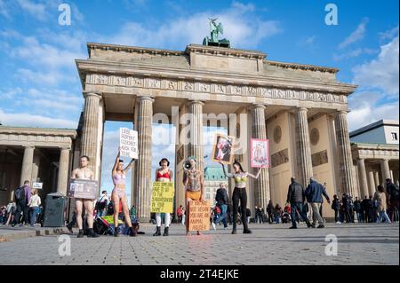 21.10.2023, Berlin, Allemagne, Europe - Groupe de militants végétaliens informe et manifeste lors d'une campagne de sensibilisation devant la porte de Brandebourg. Banque D'Images