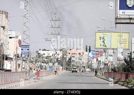 Les Palestiniens conduisent une voiture chargée d’effets personnels tandis que de la fumée gonfle en arrière-plan alors qu’ils fuient le camp de réfugiés de Nuseirat les Palestiniens conduisent une voiture chargée d’effets personnels tandis que de la fumée gonfle en arrière-plan alors qu’ils fuient le camp de réfugiés de Nuseirat, dans le centre de la bande de Gaza, le 30 octobre 2023, au milieu des combats en cours entre Israël et le groupe palestinien Hamas. Photo de Naaman Omar apaimages Nuseirat bande de Gaza territoire palestinien 301023 Nuseirat NAA 0010 Copyright : xapaimagesxNaamanxOmarxxxapaimagesx crédit : Imago/Alamy Live News Banque D'Images