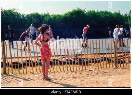 FESTIVAL DE GLASTONBURY, 1995 : les enfants essaient le patinage à roulettes les artistes pratiquent dans le Circus Field au Festival de Glastonbury, Pilton Farm, Somerset, Angleterre, 24 juin 1995. En 1995, le festival a célébré son 25e anniversaire. Il n'y avait pas de stade pyramidal cette année-là car il avait brûlé. Photo : ROB WATKINS Banque D'Images