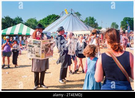 FESTIVAL DE GLASTONBURY, 1995 : spectacles de théâtre dans le champ du cirque au Festival de Glastonbury, Pilton Farm, Somerset, Angleterre, 24 juin 1995. En 1995, le festival a célébré son 25e anniversaire. Il n'y avait pas de stade pyramidal cette année-là car il avait brûlé. Photo : ROB WATKINS Banque D'Images