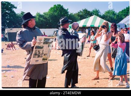 FESTIVAL DE GLASTONBURY, 1995 : spectacles de théâtre dans le champ du cirque au Festival de Glastonbury, Pilton Farm, Somerset, Angleterre, 24 juin 1995. En 1995, le festival a célébré son 25e anniversaire. Il n'y avait pas de stade pyramidal cette année-là car il avait brûlé. Photo : ROB WATKINS Banque D'Images