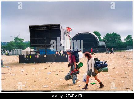 FESTIVAL DE GLASTONBURY, 1995 : les scènes sont démantelées parmi le nettoyage du lundi matin après le Festival de Glastonbury, Pilton Farm, Somerset, Angleterre, 26 juin 1995. En 1995, le festival a célébré son 25e anniversaire. Il n'y avait pas de stade pyramidal cette année-là car il avait brûlé. Photo : ROB WATKINS Banque D'Images