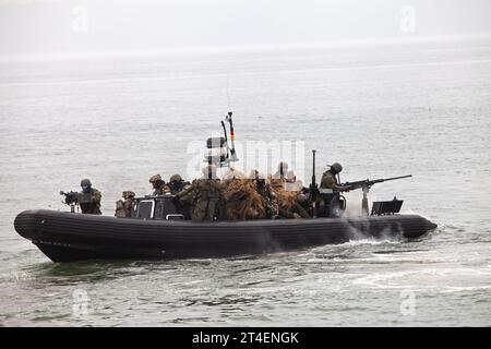 Kampfschwimmer üben mit Festrumpfschlauchbooten RHIB Rigid Hull Inflatable Boat auf der Ostsee. Kampfschwimmer üben mit Festrumpfschlauchbooten RHIB Rigid Hull Inflatable Boat auf der Ostsee. Eckernförde Schleswig-Holstein Deutschland *** les nageurs de combat pratiquent avec des bateaux gonflables à coque rigide RHIB bateau gonflable à coque rigide sur la mer Baltique les nageurs de combat pratiquent avec des bateaux gonflables à coque rigide RHIB bateau gonflable à coque rigide sur la mer Baltique Eckernförde Schleswig Holstein Allemagne crédit : Imago/Alamy Live News Banque D'Images