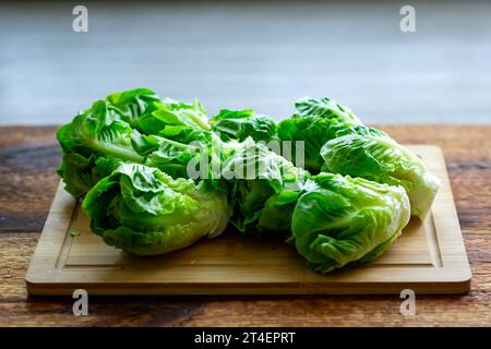 Salade verte fraîche sur une planche à découper en bois. Banque D'Images