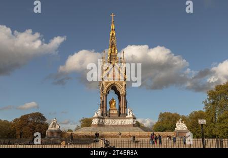 Londres, Royaume-Uni - 24 octobre 2023 - vue extérieure de l'Albert Memorial dans les jardins de Kensington. Mémorial gothique à Prince Albert de la reine Victoria, est un Banque D'Images