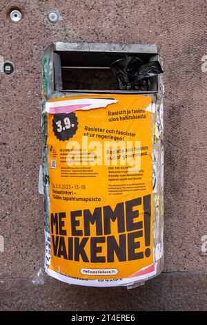 Affiche sur un conteneur public de déchets appelant pour moi emme vaikene! Manifestation contre le racisme à Helsinki, Finlande Banque D'Images