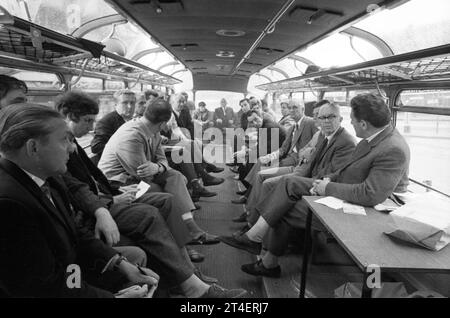 Der Umzug der Kommunisten aus ihrem exil in der DDR 1969 DEU, Deutschland, Düsseldorf: der Umzug der Kommunisten aus ihrem exil in der DDR 1969 verlief nicht ohne Probleme, ermöglicht durch die Entspannungspolitik der Regierung Willy Brandt, kam die Führung der KPD 1969 nach Bonn, UM eine neue Partei zu gründen. Juristisch wurde aus der KPD die DKP. Bottrop. Wahlkampf der ADF DKP zur BW 1975 DEU, Allemagne, Düsseldorf : les communistes quittent leur exil en RDA en 1969 n'ont pas été sans problèmes. Rendu possible par la politique de dÃ tente du gouvernement Willy Brandt, la direction du KPD c Banque D'Images