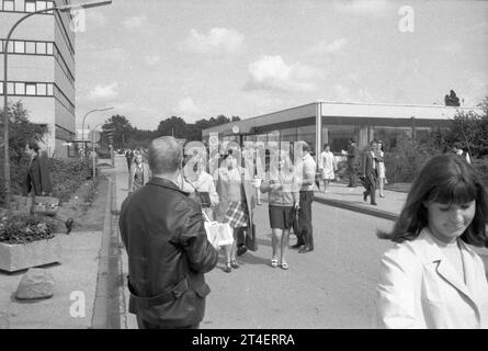 Der Umzug der Kommunisten aus ihrem exil in der DDR 1969 DEU, Deutschland, Düsseldorf: der Umzug der Kommunisten aus ihrem exil in der DDR 1969 verlief nicht ohne Probleme, ermöglicht durch die Entspannungspolitik der Regierung Willy Brandt, kam die Führung der KPD 1969 nach Bonn, UM eine neue Partei zu gründen. Juristisch wurde aus der KPD die DKP. Bottrop. Wahlkampf der ADF DKP zur BW 1975 DEU, Allemagne, Düsseldorf : les communistes quittent leur exil en RDA en 1969 n'ont pas été sans problèmes. Rendu possible par la politique de dÃ tente du gouvernement Willy Brandt, la direction du KPD c Banque D'Images