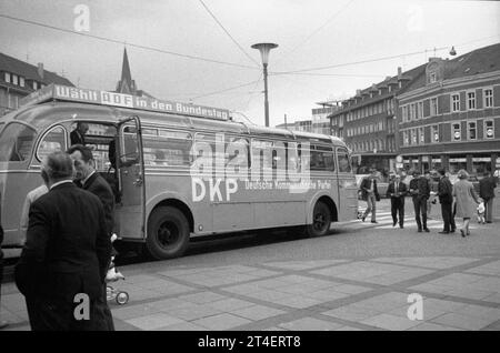 Der Umzug der Kommunisten aus ihrem exil in der DDR 1969 DEU, Deutschland, Düsseldorf: der Umzug der Kommunisten aus ihrem exil in der DDR 1969 verlief nicht ohne Probleme, ermöglicht durch die Entspannungspolitik der Regierung Willy Brandt, kam die Führung der KPD 1969 nach Bonn, UM eine neue Partei zu gründen. Juristisch wurde aus der KPD die DKP. Bottrop. Wahlkampf der ADF DKP zur BW 1975 DEU, Allemagne, Düsseldorf : les communistes quittent leur exil en RDA en 1969 n'ont pas été sans problèmes. Rendu possible par la politique de dÃ tente du gouvernement Willy Brandt, la direction du KPD c Banque D'Images
