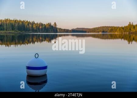 Bouée dans un lac canadien du parc national de la Mauricie (Mékinac, Québec) Banque D'Images