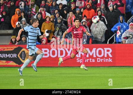 St. Louis, Missouri, États-Unis. 29 octobre 2023. St. Le défenseur du SC de Louis City ANTHONY MARKANICH (13 ans) et le milieu de terrain du Sporting Kansas City JAKE DAVIS (17 ans) se dirigent vers le ballon en première ronde des éliminatoires au Citypark à St. Louis. (Image de crédit : © Sven White/ZUMA Press Wire) USAGE ÉDITORIAL SEULEMENT! Non destiné à UN USAGE commercial ! Banque D'Images