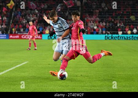 St. Louis, Missouri, États-Unis. 29 octobre 2023. St. Le milieu de terrain du SC de Louis City CELIO POMPEU (12) tente un tir au but autour du milieu de terrain du Sporting Kansas City JAKE DAVIS (17) en première ronde des éliminatoires de la MLS au Citypark à St. Louis. (Image de crédit : © Sven White/ZUMA Press Wire) USAGE ÉDITORIAL SEULEMENT! Non destiné à UN USAGE commercial ! Banque D'Images