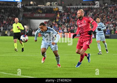 St. Louis, Missouri, États-Unis. 29 octobre 2023. Le défenseur sportif de Kansas City LOGAN NDENBE (18 ans) dirige le ballon loin de St. JOAO KLAUSS (9), attaquant du SC Louis City. St. Louis a accueilli Kansas City pour un match de premier tour des éliminatoires au Citypark à Saint-Louis. (Image de crédit : © Sven White/ZUMA Press Wire) USAGE ÉDITORIAL SEULEMENT! Non destiné à UN USAGE commercial ! Banque D'Images