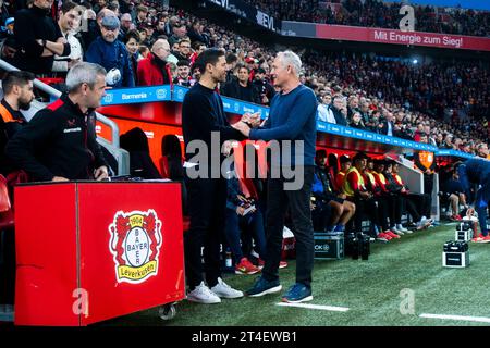 Leverkusen, BayArena, 29.10.23 : serrer la main zwischen entraîneur Xabi Alonso (Leverkusen) und entraîneur Christian Streich (Freiburg) vor dem 1.Bundesliga SP Banque D'Images