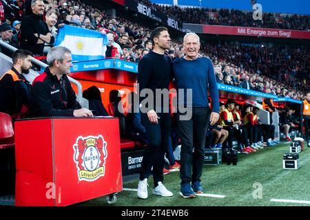 Leverkusen, BayArena, 29.10.23 : serrer la main zwischen entraîneur Xabi Alonso (Leverkusen) und entraîneur Christian Streich (Freiburg) vor dem 1.Bundesliga SP Banque D'Images