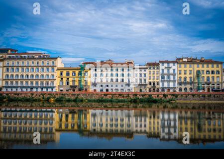 Bâtiments aux couleurs vives sur la rivière Arno à Florence, Italie. Banque D'Images