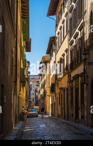 Florence, Italie — 11 septembre 2023. Une photo prise d'une rue pavée colorée à Florence, en Italie, un après-midi d'été. Banque D'Images