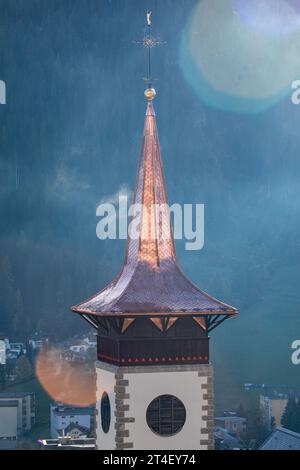 Le nouveau toit en cuivre du St. Église de Marie à Davos, Suisse - octobre 2023 Banque D'Images