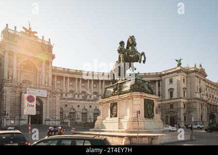 29 septembre 2023. Vienne Autriche. Palais impérial af la dynastie autrichienne des Habsbourg à l'aube - vue sur Heldenplatz et Franz Jospeh 1 statue Banque D'Images