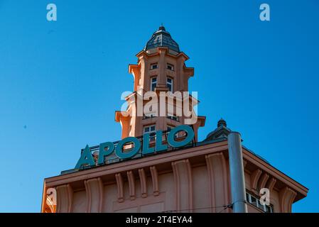 29 septembre 2023. Vienne, Autriche. Extérieur du cinéma Apollo contre le ciel bleu Banque D'Images