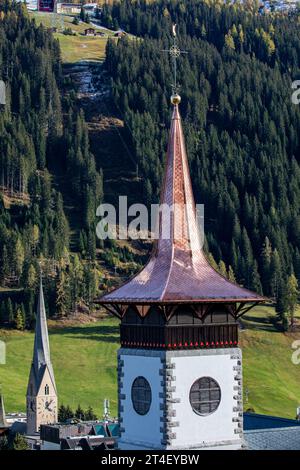 Le nouveau toit en cuivre du St. Église de Marie à Davos, Suisse - octobre 2023 Banque D'Images