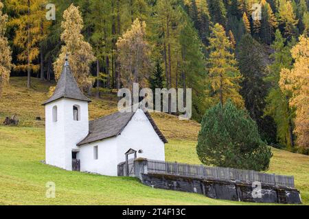 Petite église dans les Alpes d'automne. Paysage étonnant avec petite chapelle sur prairie à Jenisberg, Davos Wiesen, Davos, Suisse Banque D'Images