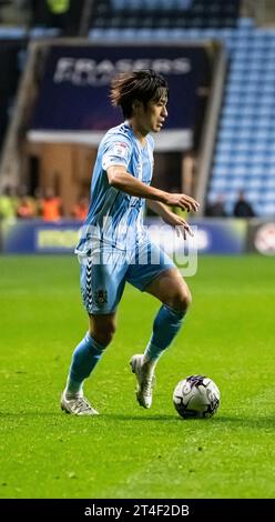 Coventry, Royaume-Uni. Coventry, Royaume-Uni. 30 octobre 2023 ; Coventry Building Society Arena, Coventry, Angleterre ; Championnat EFL, Coventry City contre West Bromwich Albion ; Tatsuhiro Sakamoto de Coventry sur le ballon crédit : action plus Sports Images/Alamy Live News Banque D'Images