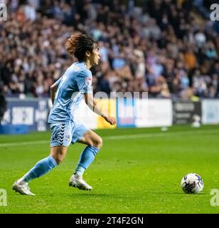 Coventry, Royaume-Uni. Coventry, Royaume-Uni. 30 octobre 2023 ; Coventry Building Society Arena, Coventry, Angleterre ; Championnat EFL, Coventry City contre West Bromwich Albion ; Tatsuhiro Sakamoto de Coventry sur le ballon crédit : action plus Sports Images/Alamy Live News Banque D'Images