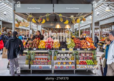 Exposition de fruits colorés sur un étal au marché Bolhao à Porto, Portugal, le 19 octobre 2023 Banque D'Images