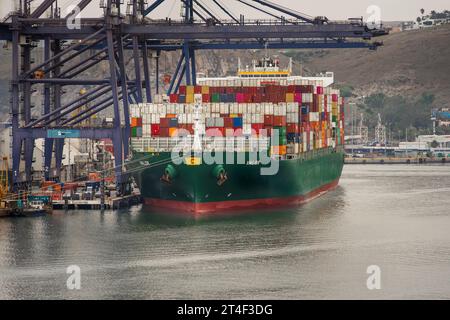 Ensenada, Colombie-Britannique, Mexique – 14 septembre 2023 : un cargo chargé de conteneurs maritimes et amarré au port d'Ensenada en Basse-Californie, au Mexique. Banque D'Images