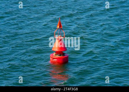 Un marqueur de canal rouge flottant sur l'eau de mer Banque D'Images