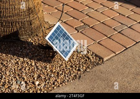 Panneau solaire photovoltaïque portable Réglage à l'extérieur près de l'arbre pour l'éclairage de rue. Petit panneau de cellules de batterie solaire pour concept d'énergie propre. Durable Banque D'Images